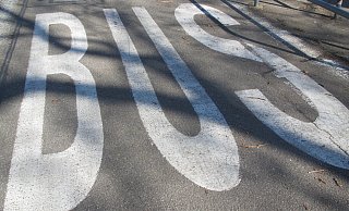 Eine Busspur (Symbolbild). - Pixabay