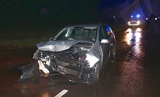 Der stark beschädigte VW wurde abgeschleppt. - Polizei Minden-Lübbecke