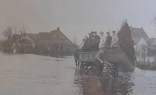 Auch die Lutter trat über die Ufer: Die Haller Straße in Isselhorst war nur noch mit hochrädrigen Fuhrwerken gut zu befahren. Der Mann auf dem Rad dürfte es schwerer gehabt haben. - Stadtarchiv