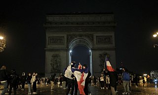 Französische Fans schlendern nach dem verlorenen WM-Endspiel über die Champs-Élysées. - Lewis Joly/AP/dpa