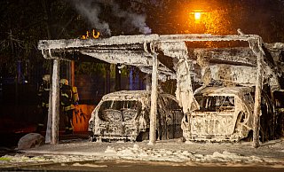 Sechs Autos gingen in der Nacht zu Sonntag in Flammen auf. Die Polizei sperrte den Ort ab - aber das stört offenbar manche nicht. - Mike-Dennis Müller