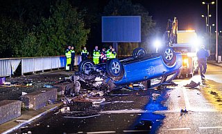 Der Autofahrer blieb offenbar unverletzt - gravierende Folgen hat der Unfall trotzdem. - Moritz Frankenberg/dpa