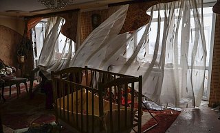 Gespenstische Szene: Eine verlassene und durch Beschuss beschädigte Wohnung in Bachmut. - Roman Chop/AP/dpa
