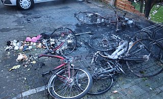 Bei einem Brand im Hinterhof eines Mehrfamilienhauses in Westenholz geht die Polizei von mutwilliger Brandstiftung aus. - Feuerwehr Delbrück
