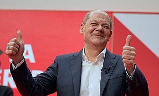 Seine SPD hat der Ampel-Koalition zugestimmt: der wohl künftige Kanzler Olaf Scholz darf sich freuen. - Foto: Michael Kappeler/dpa