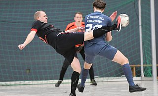 Es geht zur Sache: Hier eine Szene von den Hallenfußball-Stadtmeisterschaften Bad Oeynhausen im Januar 2024 zwischen Wulferdingsen (schwarzes Trikot) und dem Oberbecksen/Babbenhausen. - Jürgen Krüger