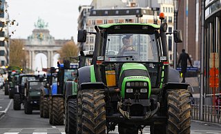 So wie auf dem Bild zu sehen in Brüssel, wollen die Landwirte im Kreis Minden-Lübbecke jetzt auf die Straßen und demonstrieren. - picture alliance