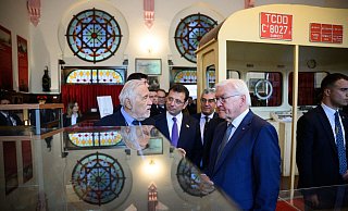 Bundespräsident Frank-Walter Steinmeier (r.) wird zusammen mit Ekrem Imamoglu (M.) vom Historiker Ilber Ortayli (l.) durch das Museum im Bahnhof Istanbul Sirkeci geführt. - Bernd von Jutrczenka/dpa