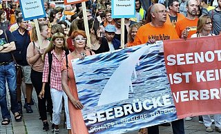 Schon im vergangenen Jahr war es bei der Seebrücke-Demo auf dem Jahnplatz proppevoll. - Barbara Franke (Archiv)
