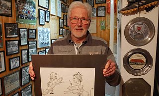 Bernd Schulenkorf – hier mit einer Karikatur die Franz Beckenbauer und ihn selbst zeigt – hält die Erinnerung an das legendäre Spiel zwischen Bünde und Bayern München lebendig. - Jörg Militzer
