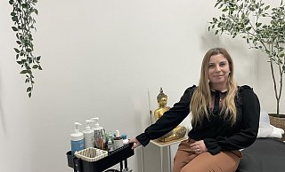 Olja Jones bietet seit Mitte Januar Head-Spa-Massagen in Hövelhof an. - Jule Prietzel
