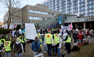 Zu den rund 30 OP- und Anästhesie-Pflegekräften im Warnstreik gesellten sich Mitarbeiterinnen und Mitarbeiter des Klinikums in ihrer Mittagspause, so dass insgesamt rund 200 Beschäftigte für eine bessere bezahlung eintraten. - Frank-Michael Kiel-Steinkamp