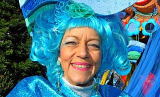 Stellt Fragen: Gabi Halstrick, ein Weib des Fünfgestirns. - FOTO: KAP