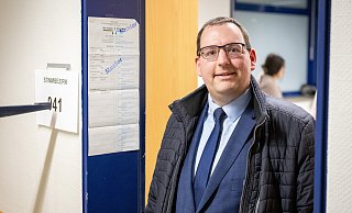 AfD-Direktkandidat Alexander Lex verbringt den Wahlabend als Wahlbeobachter im Wahllokal in der Paderborner Friedrich-Spee-Gesamtschule. - Niklas Tüns AfD-Direktkandidat Alexander Lex verbringt den Wahlabend als Wahlbeobachter im Wahllokal in der Paderborner Friedrich-Spee-Gesamtschule. - Niklas Tüns