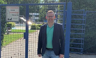 Der SPD-Bürgermeisterkandidat Marcus Kleinemeyer vor dem geschlossenen Thermal-Freibad in Bad Lippspringe. - SPD Bad Lippspringe