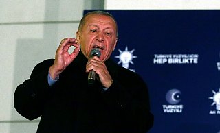 Der türkische Präsident Recep Tayyip Erdogan hält nach der Präsidentenwahl eine Rede in der Parteizentrale in Ankara. - Ali Unal/AP/dpa