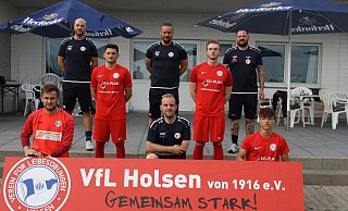 Beim VfL Holsen freuen sich Michael Quade (vorn kniend v. l.), Teammanager Götz Wittenberg, Joel-Antonio Vilarino sowie Co-Trainer Maximilian Wöhler (dahinter stehend v. l.), René Schäfer, Trainer Mark Mittag, Tom Jungeblodt und Betreuer Hans Kemner - Thomas Vogelsang