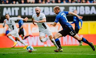 Sven Michel (r.), der sich hier gegen Ingolstadts Verteidiger Nico Antonitsch durchsetzt, brachte den SCP mit seinem zwölften Saisontreffer auf die Siegerstraße. - Besim Mazhiqi