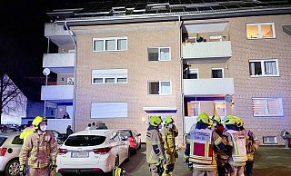 Rund 40 Einsatzkräfte der Feuerwehr Paderborn rückten am Samstagebend zu einem gemeldeten Wohnungsbrand in diesem Mehrfamilienhaus in der Elsener Urbanstraße aus. - Ralph Meyer