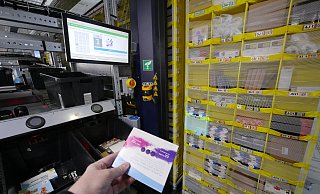 Der Computer zeigt auf dem Monitor, dass die Plaque-Färbetabletten aus Fach 1E entnommen werden müssen. Zusätzlich wird das Fach quadratisch hell angestrahlt. - Jost Wolf