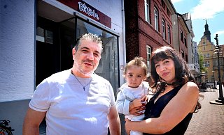 Wollen in Gütersoh italienische Delikatessen anbieten: Koch Simone Santoro und Inhaberin Sarah D’Amico, hier mit Sohn Santiago, eröffnen im August an der Moltkestraße das "Dolce Vita". - Andreas Frücht