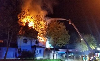 Die Weserstraße musste wegen der Löscharbeiten vier Stunden gesperrt werden. - Feuerwehr Bad Oeynhausen