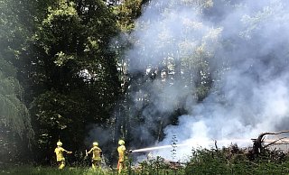 Die Rauchentwicklung war schon bei der Anfahrt deutlich zu sehen. - Feuerwehr Paderborn