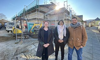 Evelyn Pril (v.l.), Sandra Pires und Dennis Brinkmann vor der Baustelle des Kleinen Heims an der Königstraße. - Dirk Windmöller