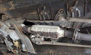 Symbolbild: Unbekannte haben den Katalysator aus einem Auto geflext. - Pixabay