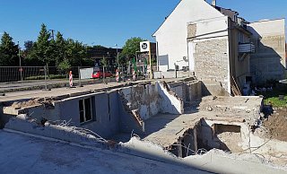 Abgetragen: Das Wohnhaus zwischen Lidl und The Grills ist zum größten Teil bereits abgerissen. - Susanne Barth