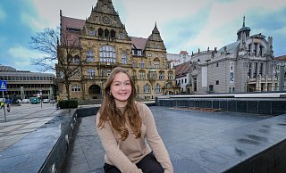 Ana Jakupi ist mit 19 Jahren das jüngste Mitglied des Bielefelder Rates. Künftig will sie sich in der Schul- und Sportpolitik engagieren. - Andreas Zobe