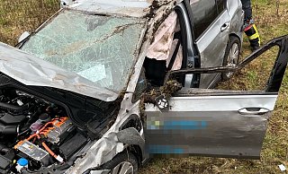 Der VW Golf wurde bei dem Überschlag neben der A33 völlig zerstört. - Polizei