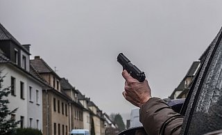 Mit einer Schreckschusspistole sorgte ein Bielefelder für einen Polizeieinsatz am Rabenhof. - Symbolfoto: Paul Brinkmann