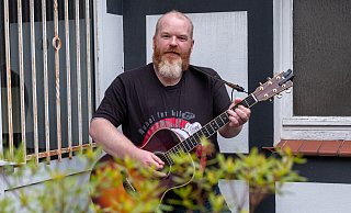 André Deininger stimmt sich im Wintergarten auf seinen Auftritt beim Runrig-Stammtisch im Alt Hiddenhausen ein. Viele Songs der schottischen Folk-Rock-Band kennt er aber auswendig. - Ralf Bittner