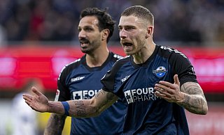 SCP-Stürmer Felix Platte (vorne) zeigte bei seinem Startelf-Saisondebüt eine gute Leistung, hatte aber unter anderem Pech bei einem Abseitstor. - picture alliance/dpa