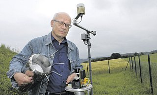 Am Regenmesser: Hermann-Josef Sander betreut die Wetterstation auf dem Weg zur Drenker Elisenhöhe. Er selbst ist ein passionierter Wetterbeobachter. - Manuela Puls