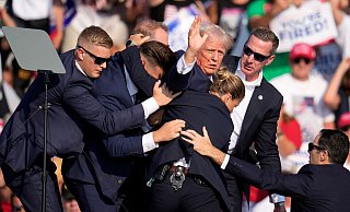 Trump wird verletzt von der Bühne geleitet. - Gene J. Puskar/AP/dpa