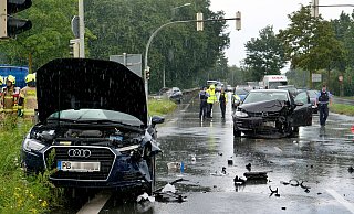 Beim Zusammenstoß von zwei Autos auf der Kreuzung Heinz-Nixdorf-Ring/Münsterstraße werden beide Fahrerinnen verletzt. - Ralph Meyer