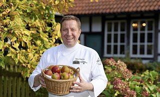 Silvio Eberlein vom Historischen Gasthaus Buschkamp nutzt Äpfel von der Streuobstwiese für verschiedene saisonale Gerichte. - Peter Unger