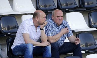 Hier fühlt sich der Verein zuhause: Der Sportliche Leiter Markus Graskamp (links) und Geschäftsführer Michael Horstkötter (rechts) verfolgen ein Spiel in der Tönnies-Arena in Rheda-Wiedenbrück. - Henrik Martinschledde