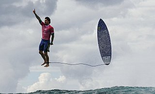 Es sieht aus, als würde Surfer Gabriel Medina in der Luft schweben - Jerome Brouillet/AFP/dpa