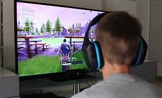 Abhängigkeitsgefahr: Das Videospiel Fortnite: Battle Royale ist besonders beliebt bei Jugendlichen unter 18 Jahren. Die USK empfiehlt die Altersfreigabe von 12 Jahren. Das und das exzessive Spielen lösen oft Streit zwischen Eltern und Kindern aus. - Symbolfoto: Anastasia von Fugler