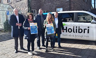 Bürgermeister Daniel Hartmann (v. l.), Klimaschutzbeauftragte Katharina Koßmann, Busunternehmer Bernhard Risse, Mobilitätsbeauftragte Karolin Bludau und NPH-Geschäftsführer Marcus Klugmann freuen sich auf den ersten Mobilitätstag in Höxter. - Stadt Höxter