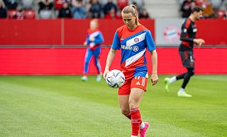 Nur mit einem Sieg gegen PSG können die Bayern-Frauen um Klara Bühl (M) noch ins Viertelfinale der Champions League einziehen. - Christian Kolbert/Bildagentur Kolbert/dpa