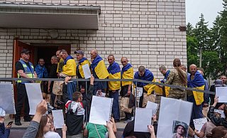 Eine neue Gruppe ukrainischer und russischer Kriegsgefangener sind bei einem Austausch freigekommen (Archivbild) - Evgeniy Maloletka/AP/dpa