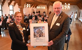 160 Jahre Hochschulstandort Höxter: Die Urkunde überreichte Höxters Bürgermeister Daniel Hartmann an Yvonne Knepper-Bartel, Professorin und Vizepräsidentin der TH OWL. - Thomas Kube
