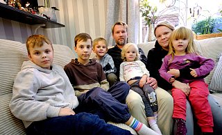 Lara und Timo Preuß leben als Patchwork-Familie mit fünf Kindern in Harsewinkel. Im Frühjahr 2025 wollen sie in ihr neues Fertighaus ziehen. - Andreas Frücht