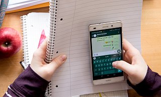 Die Gefahr, dass Schüler während des Unterrichts ihr Handy nutzen, sorgt an einigen Stellen für harte Regeln. Einige ziehen ein generelles Handyverbot in Betracht. - dpa