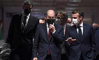 Bundeskanzler Olaf Scholz (M) und Frankreichs Präsident Emmanuel Macron (r) vor der abschließenden Pressekonferenz des EU-Gipfels. - Foto: John Thys/Pool AFP/dpa