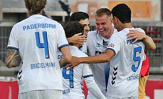 Steffen Tigges (2. v. r.) jubelt mit seinen Teamkollegen über seinen vermeintlichen 1:0-Treffer. Doch der VAR macht ihm einen Strich durch die Rechnung. - IMAGO/Jan Huebner